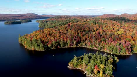 Vista-Aérea-De-La-Costa-Del-Lago-Y-Las-Islas-Del-Norte-Del-Estado-De-Nueva-York-Durante-El-Otoño