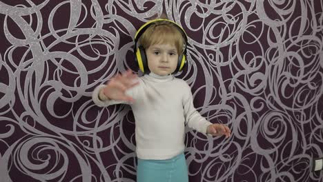 Un-Niño-Feliz-Bailando-En-El-Sofá-Y-Escuchando-Música-Con-Auriculares-En-Casa