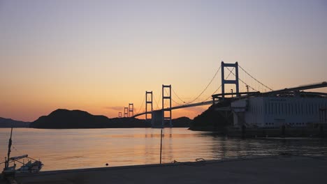 shimanami kaido, puesta de sol sobre el puente colgante kurushima kaikyo
