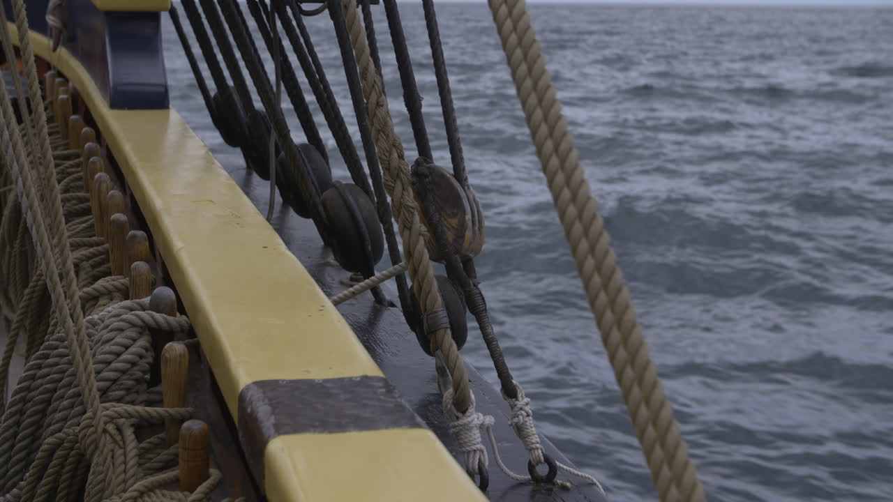 un barco de vela de los años 1700 en el mar en el estrecho de puget.