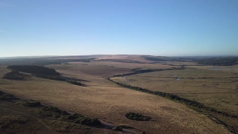 Manifiesta-Milagros-En-Este-Paraíso-Lugar-Escondido-Espacio-Abierto-En-La-Naturaleza-Calmante-Pensamiento-Positivo-Limpia-Tu-Aura-Suave-Cámara-Lenta-Vista-De-Pájaro-Cielo-Despejado-Movimiento-Lateral-Cinemático-Video-Motivacional