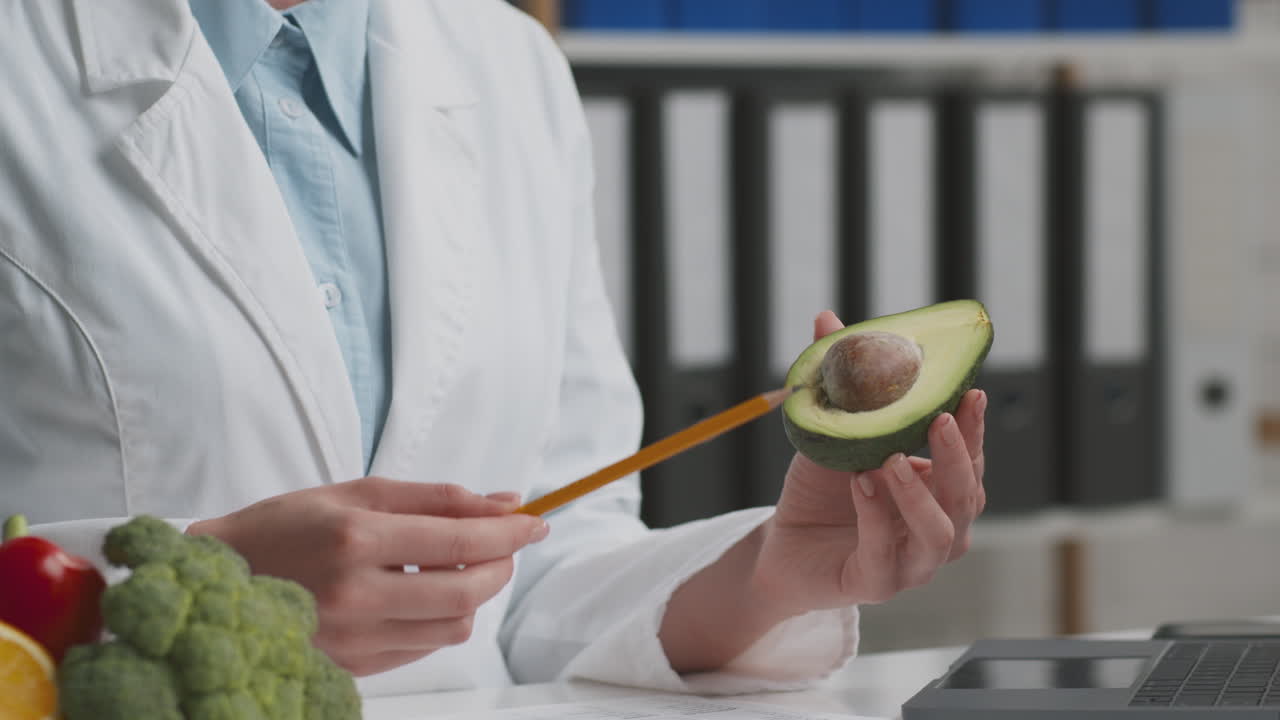 el médico discutiendo alimentos saludables con un paciente