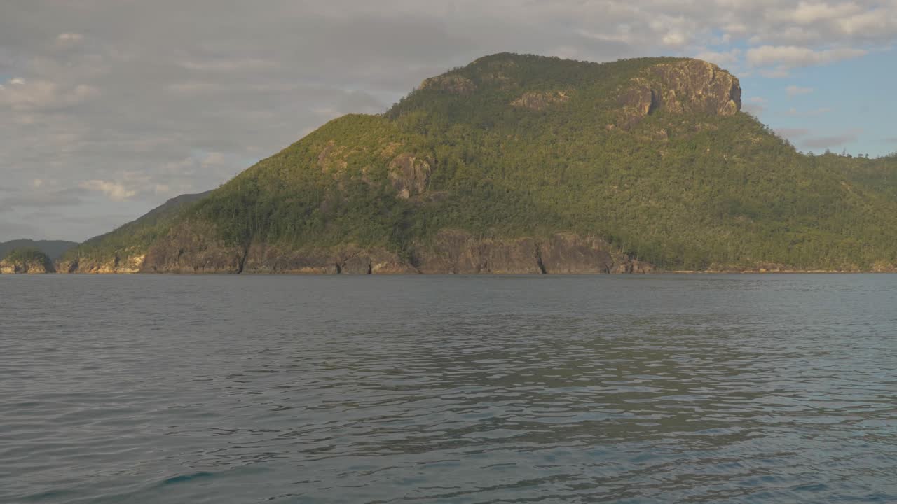 escarpadas montañas boscosas de hook island en whitsundays, queensland, australia