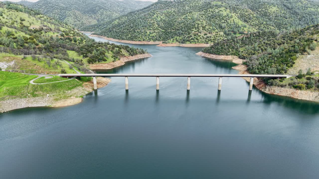 With the reservoir glistening below, a drone captures the Don Pedro Bridge’s role in connecting Jamestown’s landscapes.
