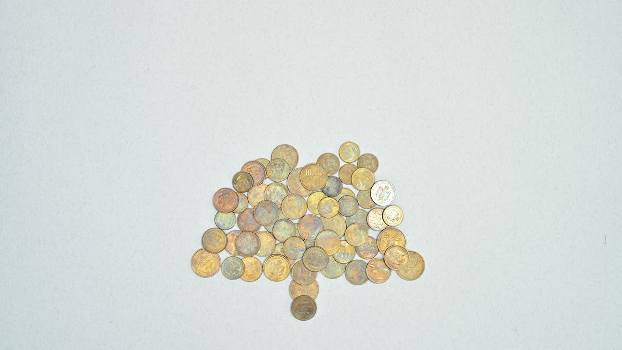 las monedas hacen un árbol de navidad con tema blanco.