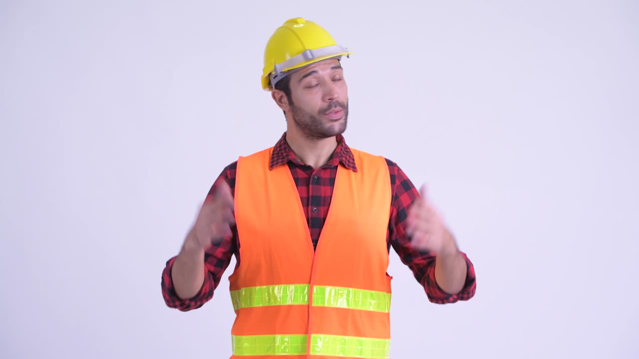 hombre persa barbudo y guapo trabajador de la construcción