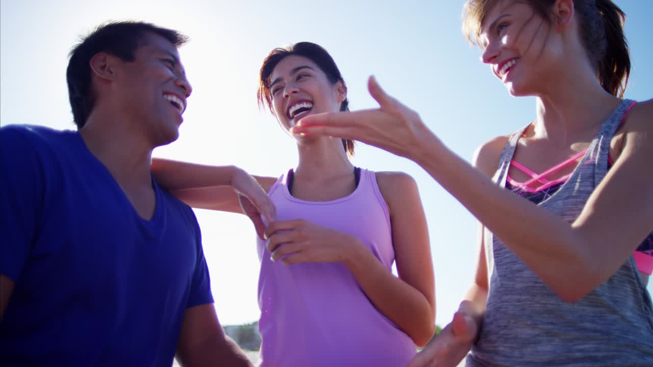 젊은 무모한 다민족 학생들이 바다에서 휴식을 취하고 있습니다.