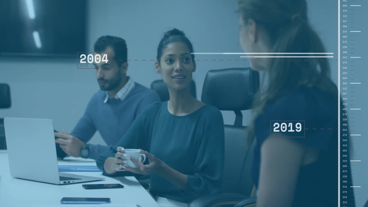 animación de la línea de tiempo durante la reunión de negocios con diversos profesionales en la oficina