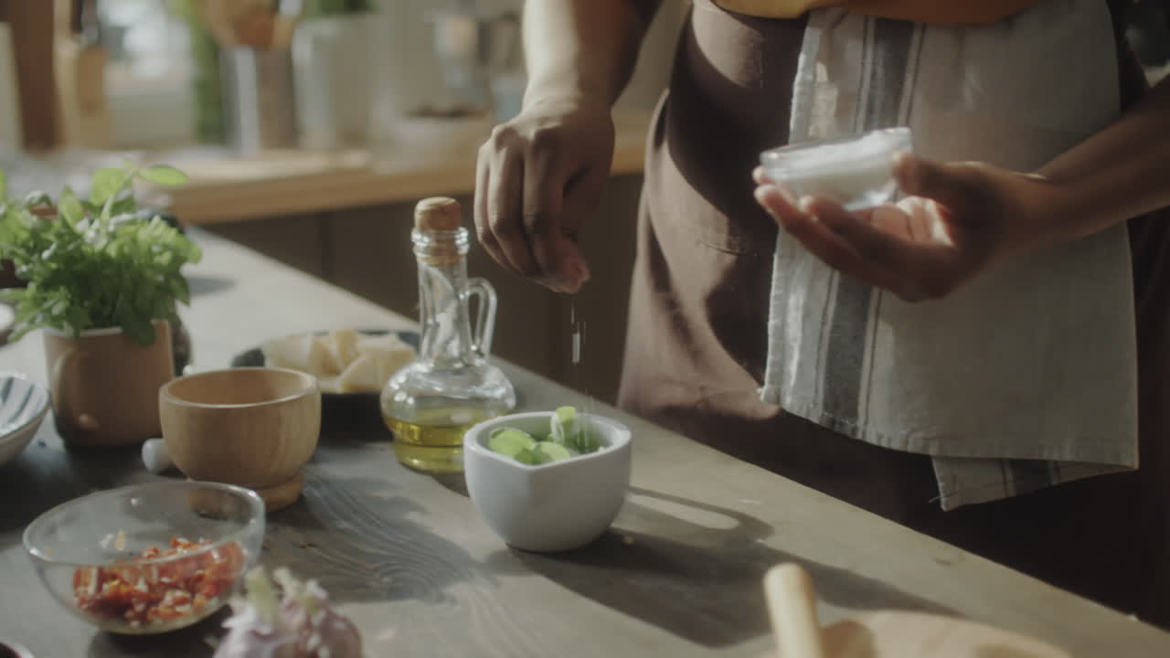 Persona che prepara cibo in una cucina