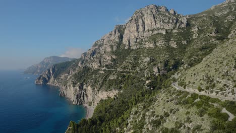 Amalfiküste,-Berge,-Stadt,-Boote-Und-Strand