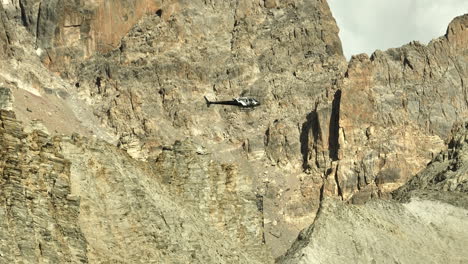 Stationärer-Hubschrauber-Im-Flug,-Der-Wartungsarbeiten-In-Den-Französischen-Alpen-Durchführt