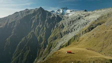 Brewster-mountain-hut-in-stunning-New-Zealand-landscape-of-Mount-Aspiring-National-Park