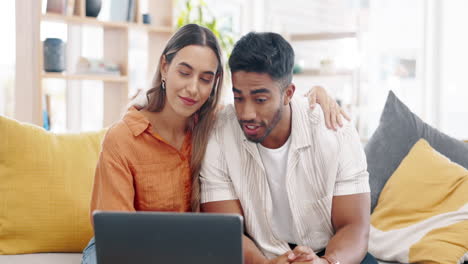 feliz, pareja y hola en videollamada