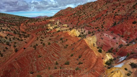 Vista-Aérea-Sobre-Formaciones-Rocosas-Naranjas-Y-Amarillas-En-Acantilados-Vermillion,-Utah