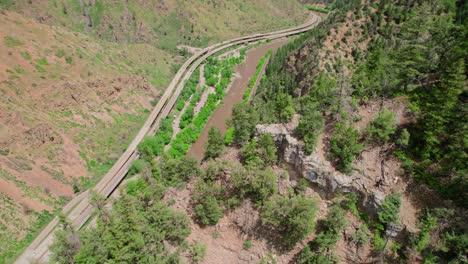 imágenes de drones volando sobre un acantilado empinado cubierto de exuberantes árboles alpinos y follaje cerca del río colorado glenwood canyon colorado estados unidos