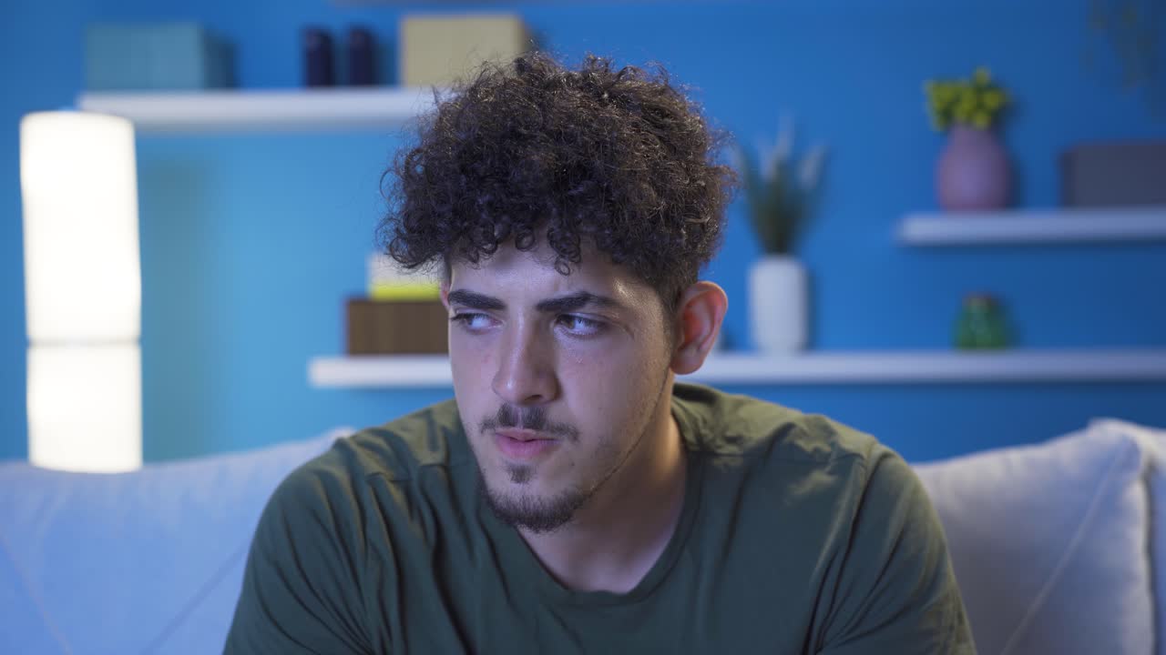 좌절한 젊은이의 클로즈업 초상화.