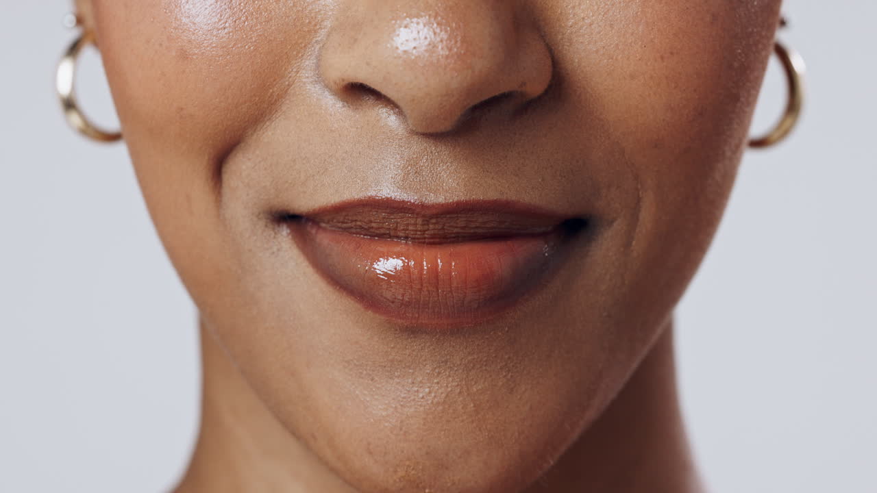 mujer sonriendo con dientes sanos
