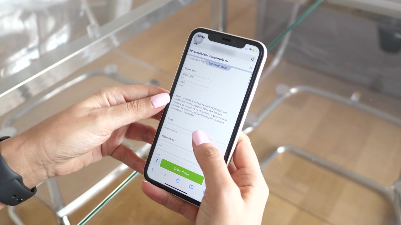 Mulher Inserindo Informações em um Formulário de Smartphone