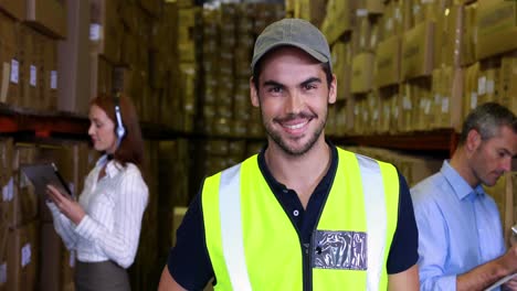 trabajador de almacén sonriendo a la cámara