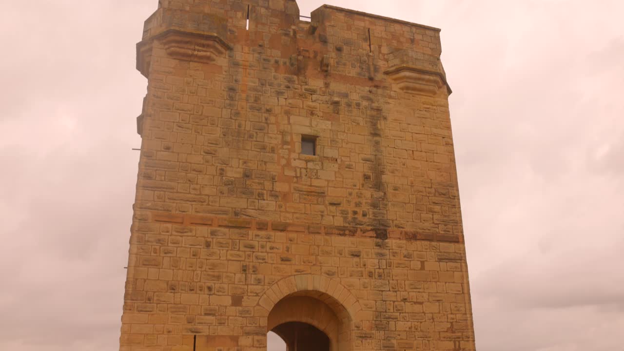 Uma vista da Torre Carbonniere, uma torre de vigia medieval construída no século XIII, em Aigues-Mortes, França.
