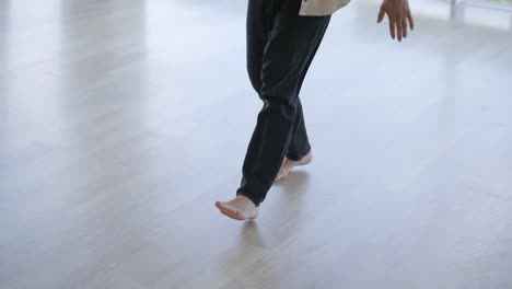 joven elegante bailando break dance y coreografía. rendimiento, movimiento, estilo y concepto de moda