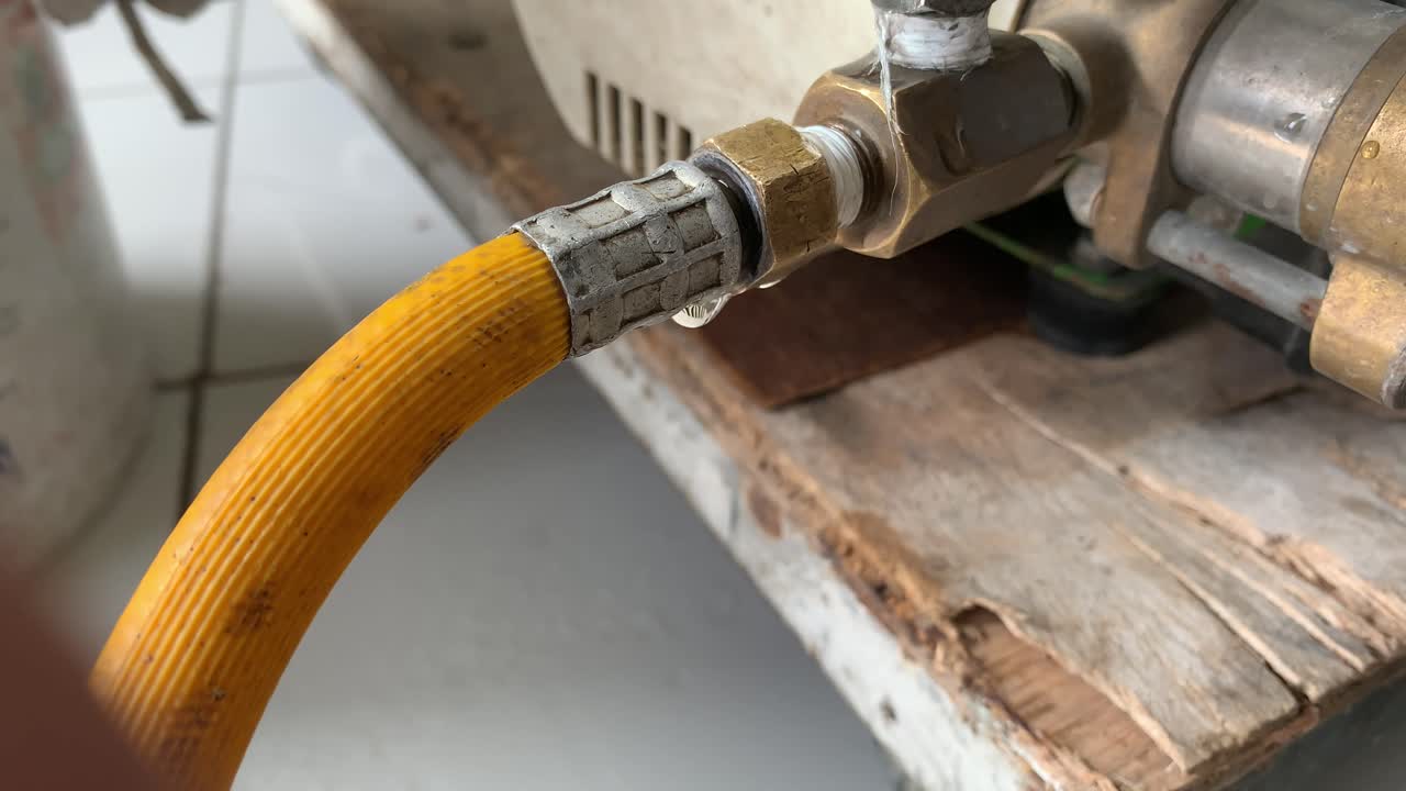 fuga de tubería en la bomba de agua