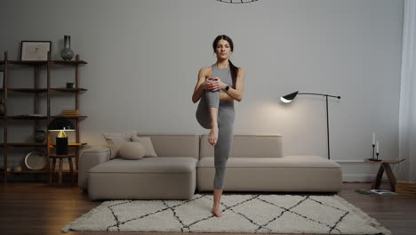 mujer haciendo estiramientos de yoga en casa