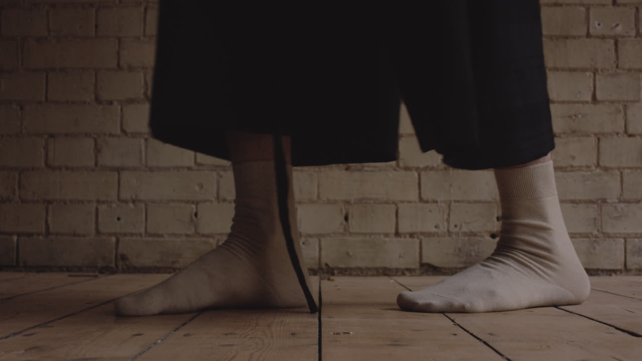 모델의 느슨하고 최소한의 세련된 옷