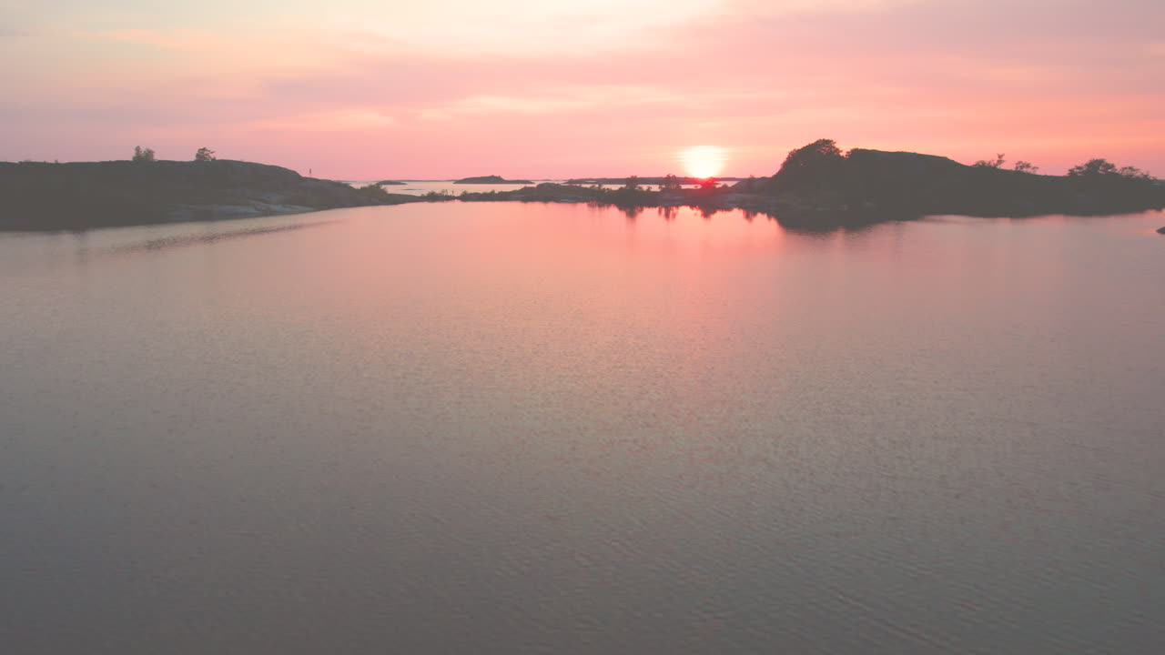 평온한 호수와 함께 섬 안의 호수 위를 낮게 날아다니는 풍경