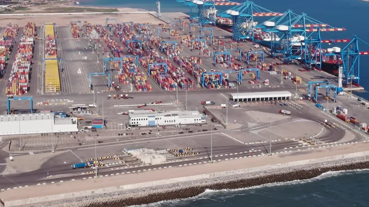 Operasi pelabuhan di Accra Ghana menampilkan peti kemas kargo dan crane