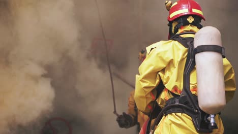 bomberos que responden a un incendio