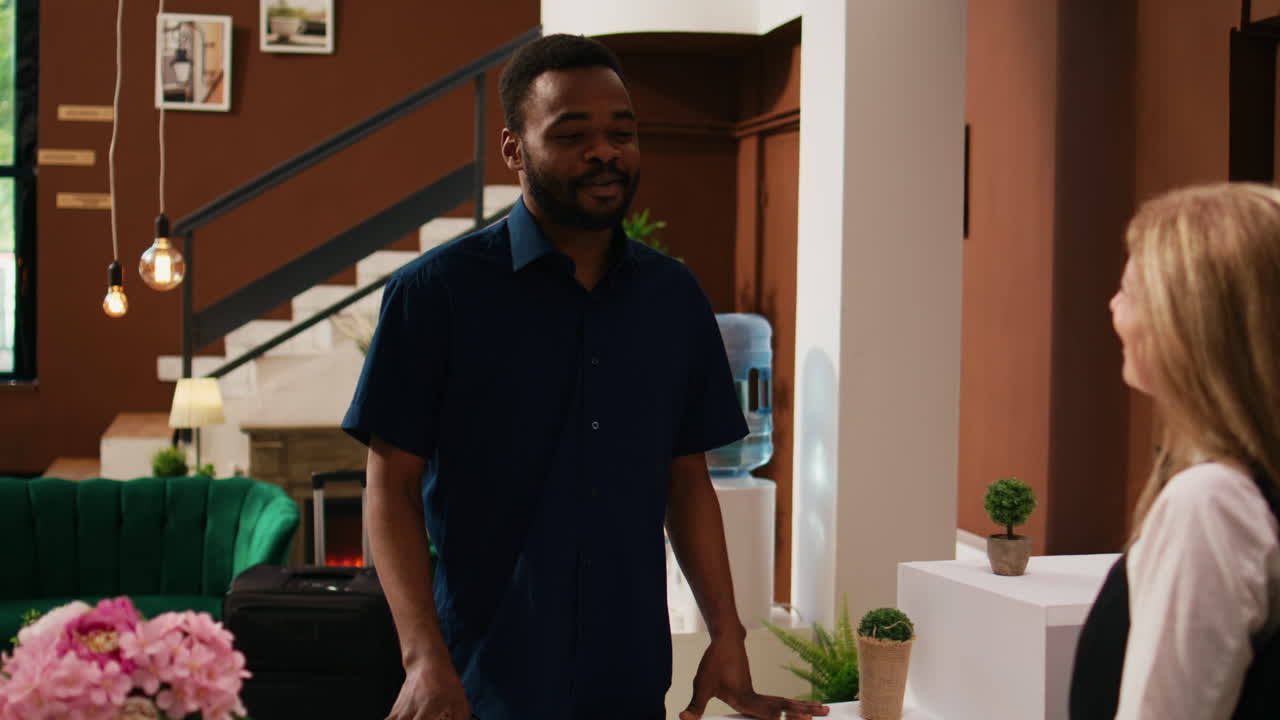 registro de turistas en la recepción