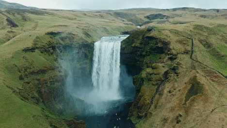 Luftdrohnenaufnahme-Des-Skogafoss-Wasserfalls-In-Südisland