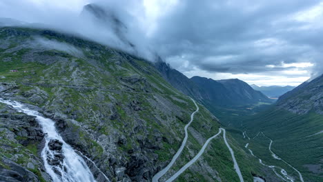 el lapso de tiempo del icónico paso de trollstigen