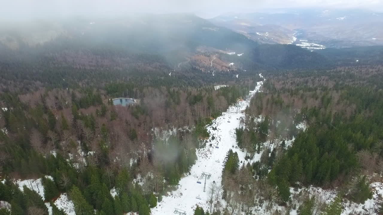 Luftfoto av turiststedet, skiområdet og rekreasjonsstedet på fjellet Jahorina, Bosnia-Hercegovina