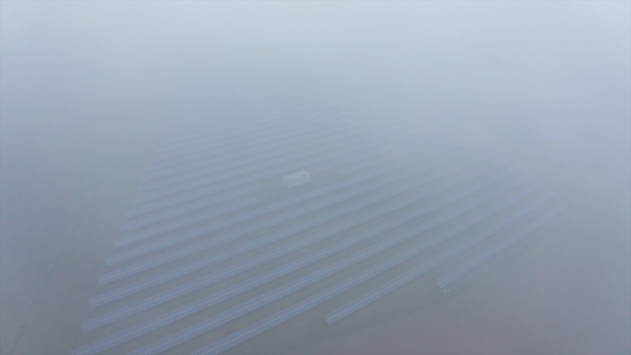 구름과 안개가 많은 날에 태양 전지 패널 발전소