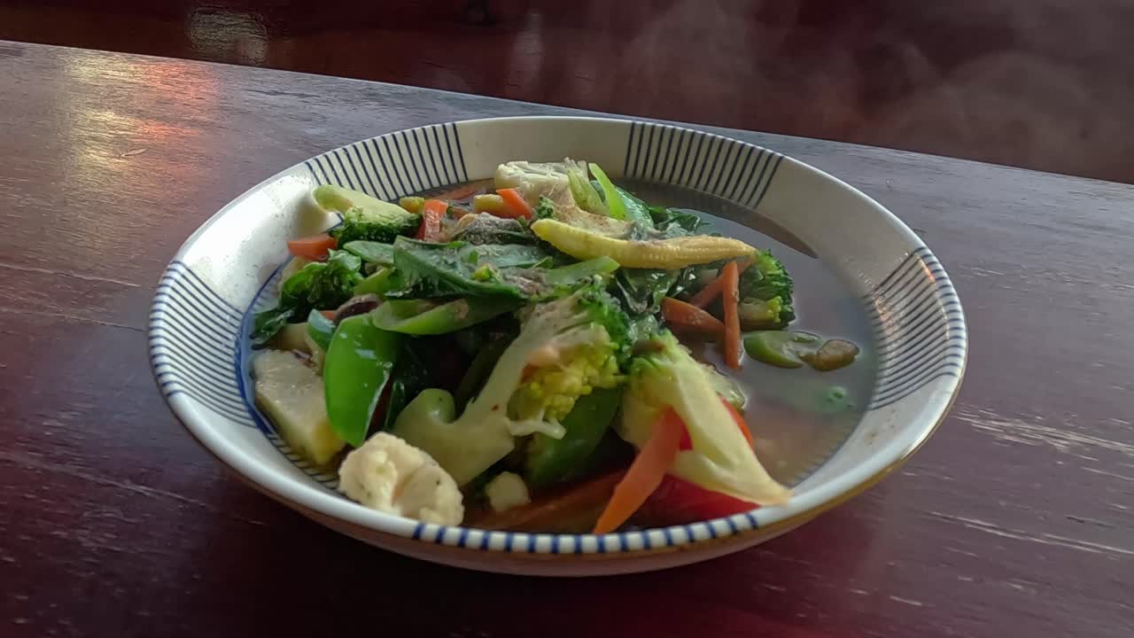 Một đĩa rau thập cẩm nóng hổi, món xào rau địa phương của Philippines.