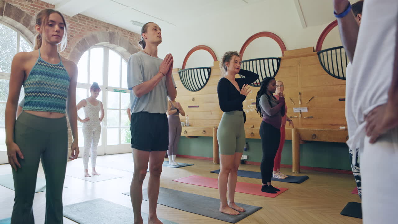 스튜디오에서 그룹 요가 수업