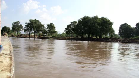 pequeña piragua que cruza un río africano
