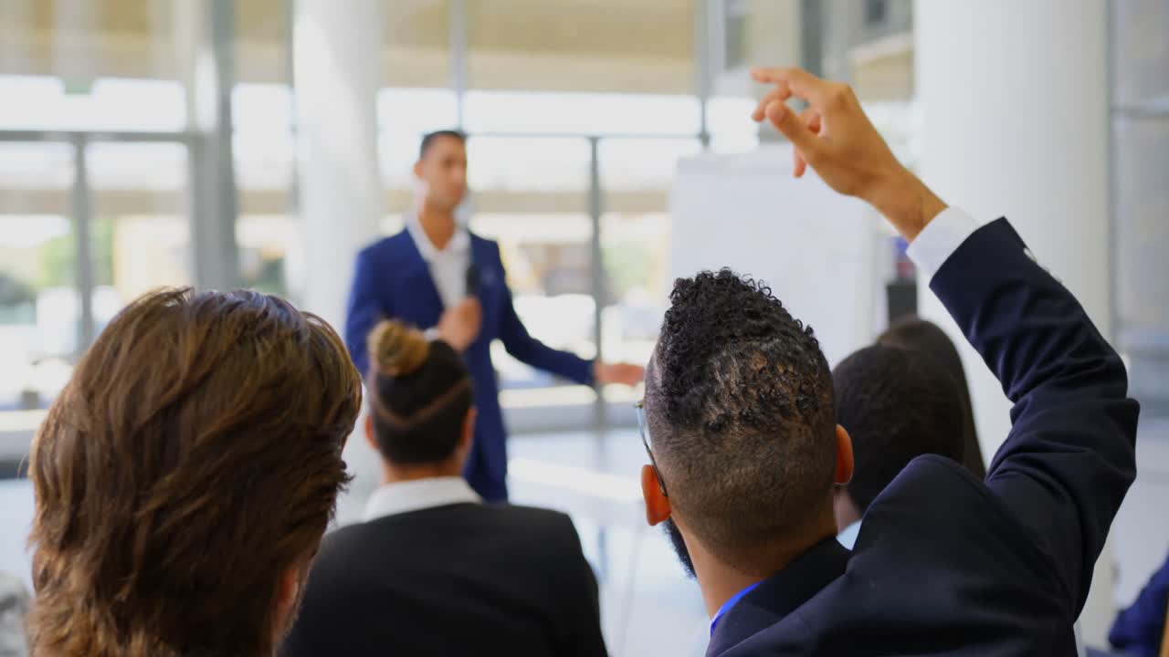 Relatore uomo che parla al seminario aziendale 4k