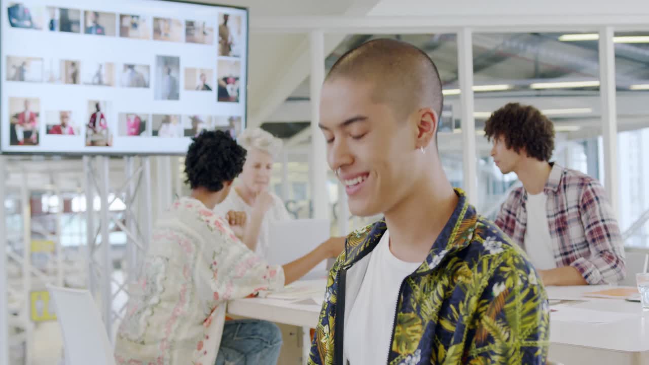 현대적인 사무실에서 일하는 크리에이티브