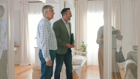 hogar de jubilación y pareja de ancianos vista de bienes raíces