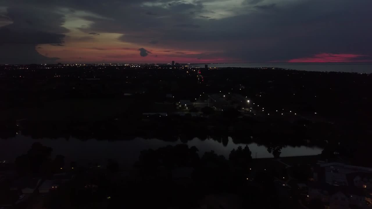 медленный приличный в сумерках на пляже