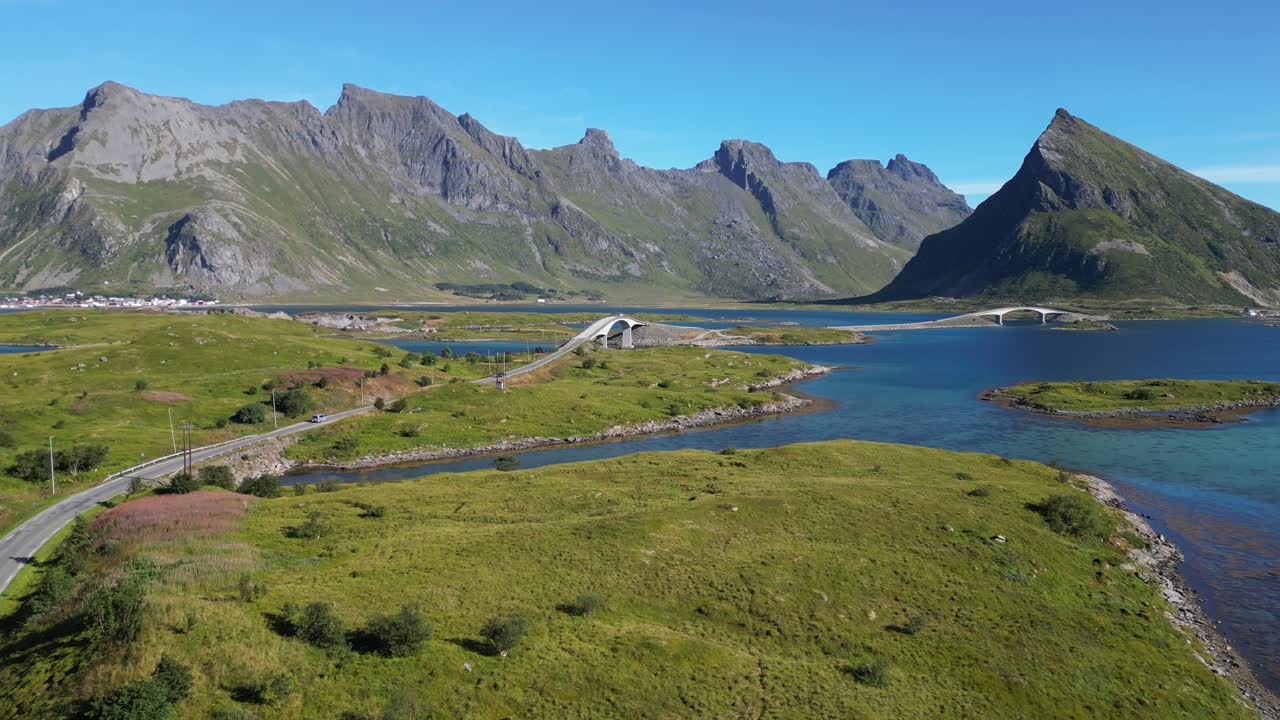 carretera de las islas lofoten al puente de fredvang durante el verano en noruega - vista aérea