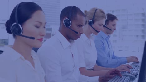 animación de la placa de circuito del procesador sobre personas de negocios que usan auriculares telefónicos