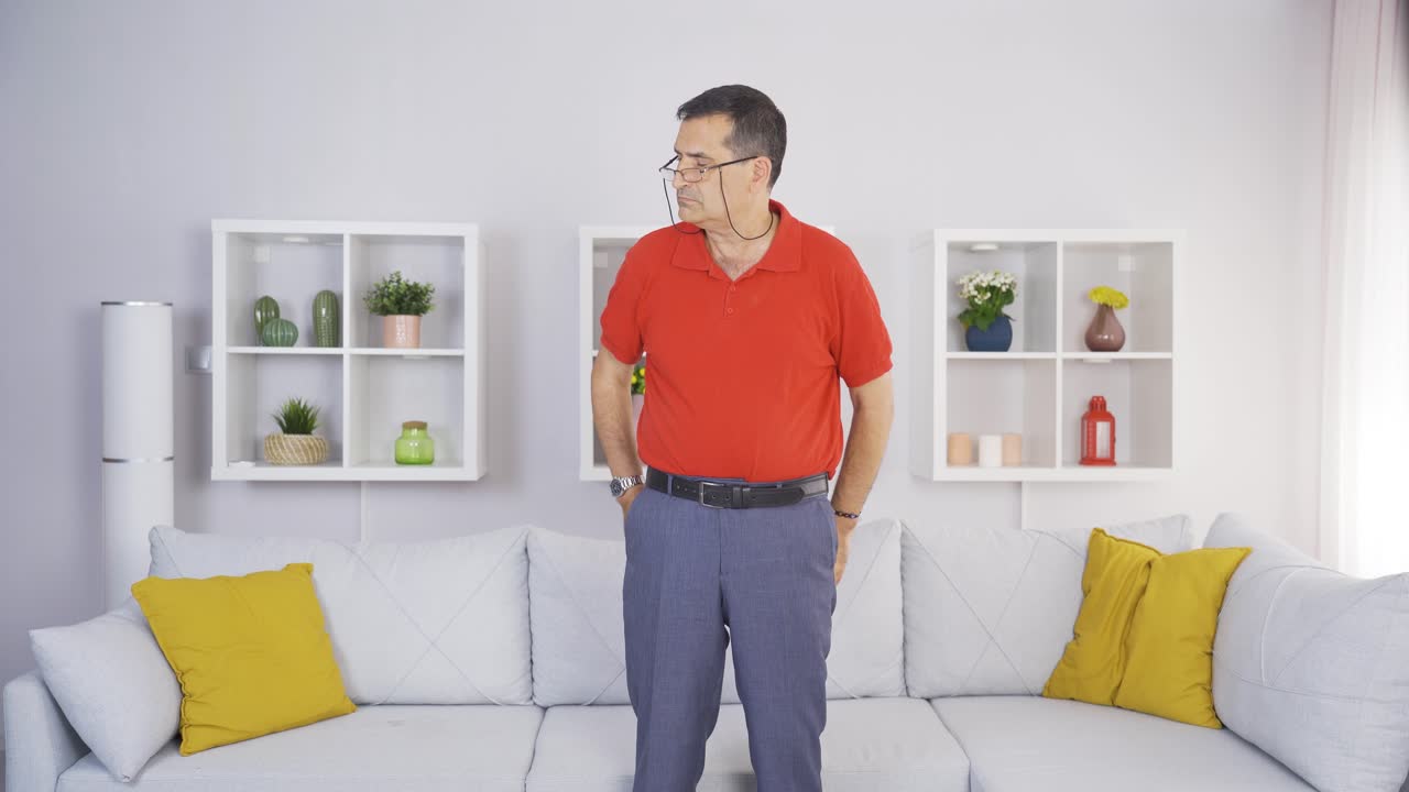 안경을 쓴 귀여운  ⁇ 은이