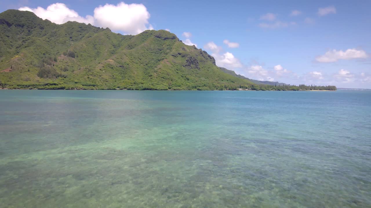 la playa de arena de piedra en hawai ofrece un contraste perfecto con los vibrantes tonos turquesa del mar.