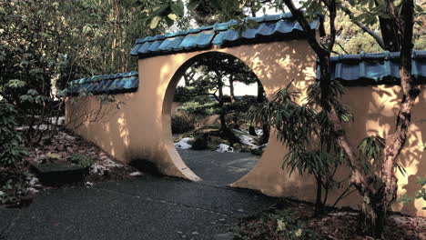 entrada en arco al parque de principios de primavera y a los jardines de tilford