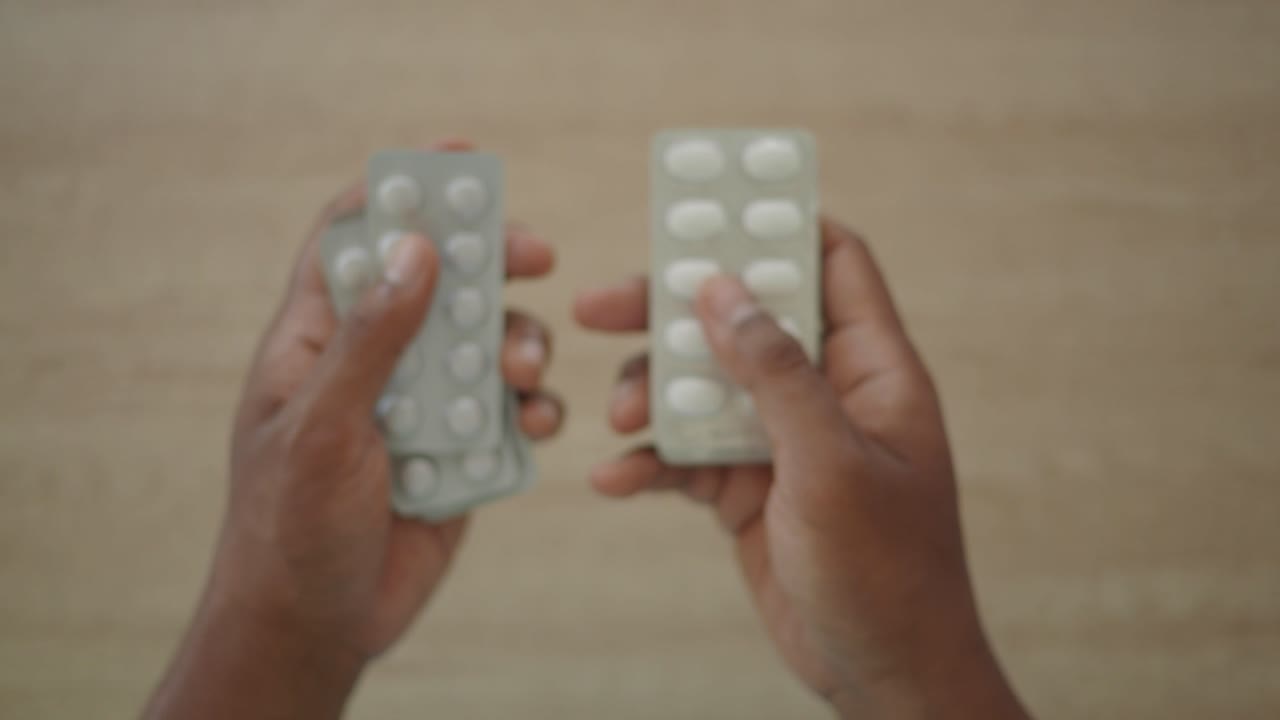 manos sosteniendo paquetes de pastillas