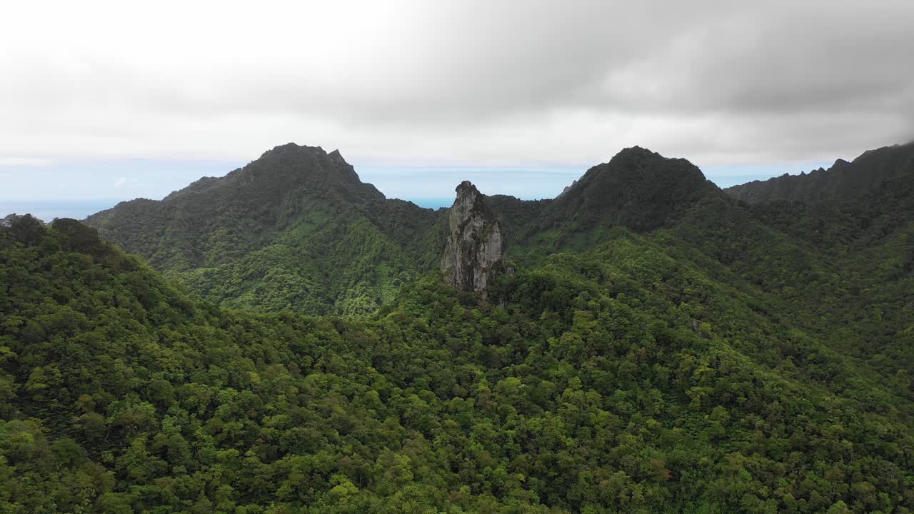 islas cook volando en lo alto de las montañas